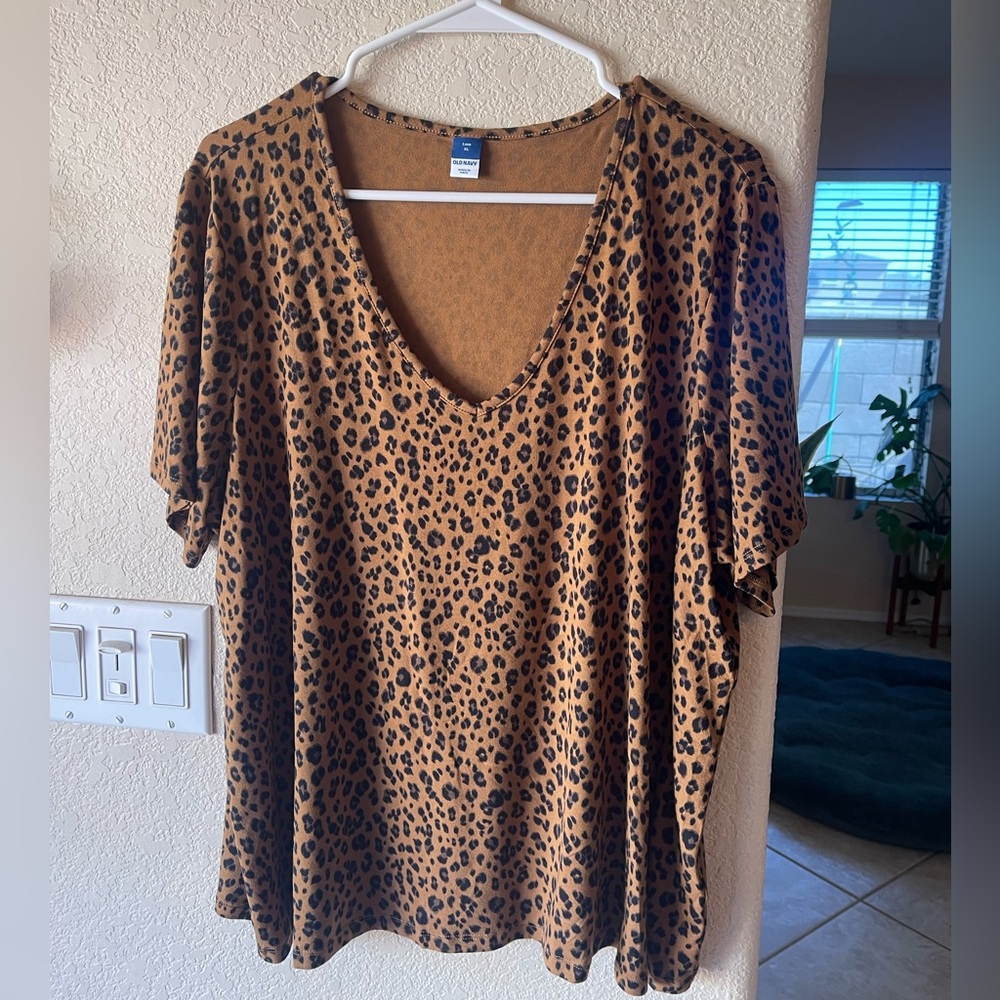 XL Old Navy loose fitting leopard scoop neck tee